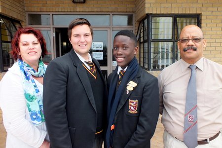 Baie geluk aan die Junior Stadsraad (middel vlnr) se Junior Burgemeester, Johan van der Merwe (Gr 10) en Junior Onderburgemeester, Analo Yawa (Gr 10), altwee van Gansbaai Academia, saam met hulle mentor, Helene Segal links en die skoolhoof, mnr Tommy Wilson regs.